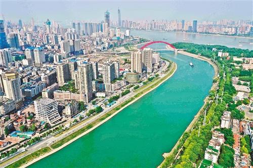经过实施优化,绿化,亮化工程,汉江武汉段展现出秀美的岸线.